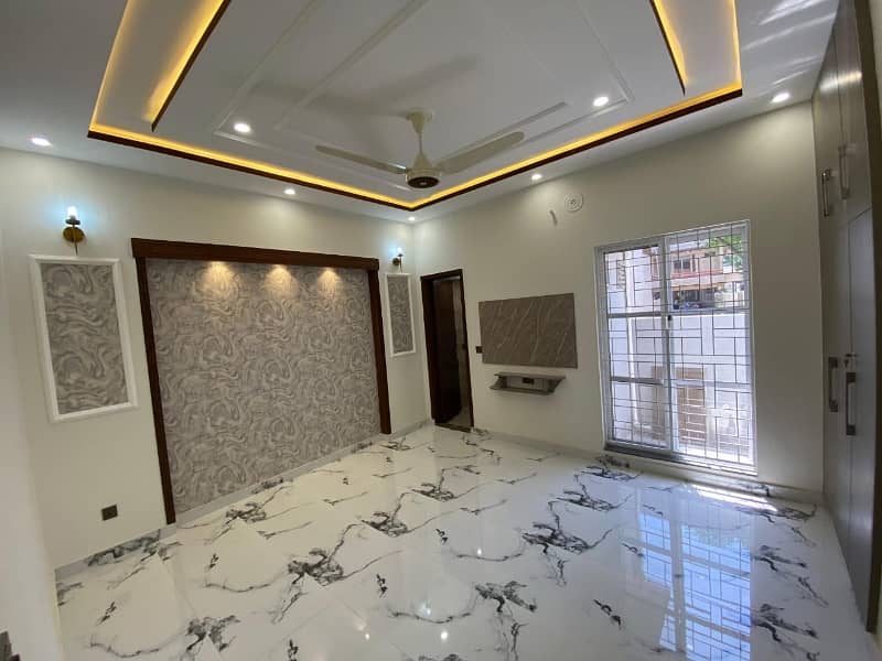 10 Marla Luxury House For Sale In Bahria Town Lahore At Hot And Prime Location 4