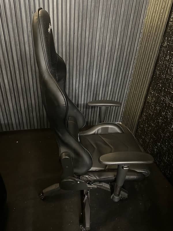 Gaming Chair Used Black Colour 2