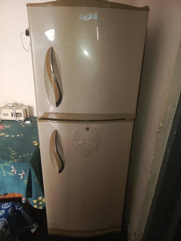 fridge in very good condition phone number 03214138614 0