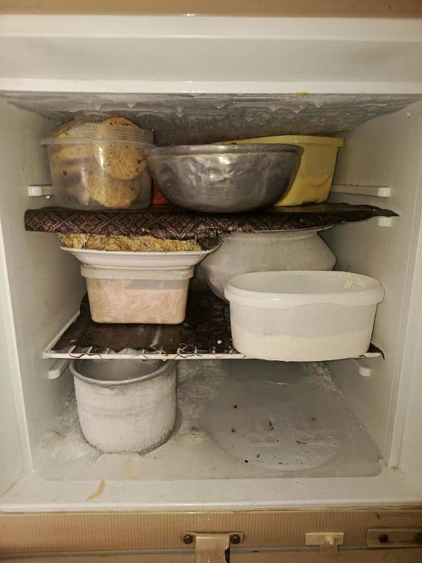 fridge in very good condition phone number 03214138614 1