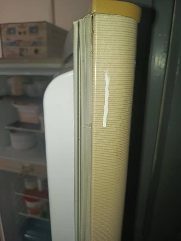 fridge in very good condition phone number 03214138614 6