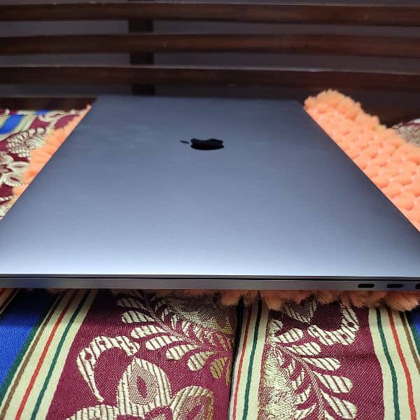 Apple MacBook Pro 2019 | Core i9 | 32GB RAM / 512 GB SSD | 4GB card 1