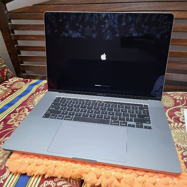 Apple MacBook Pro 2019 | Core i9 | 32GB RAM / 512 GB SSD | 4GB card 2