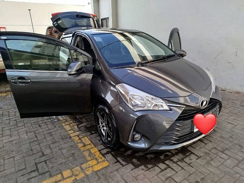 Toyota Vitz 2017/21 full option push start 4