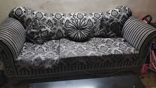 I am selling sofa set.