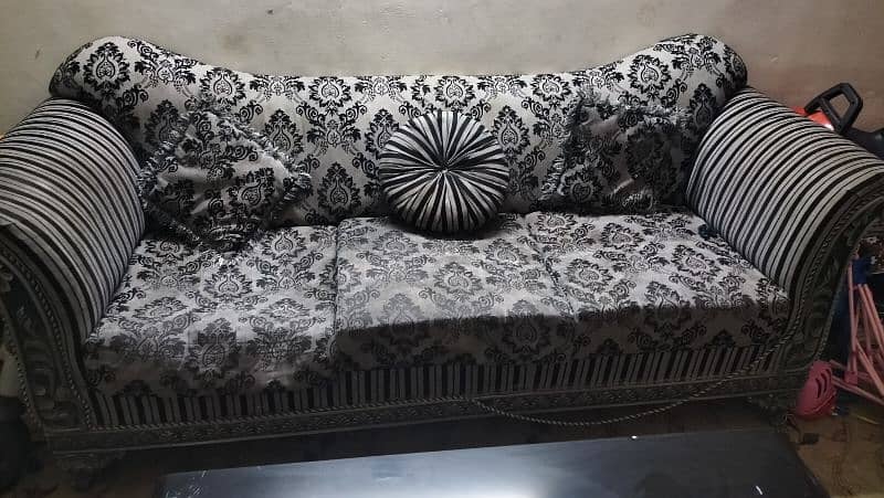 I am selling sofa set. 0