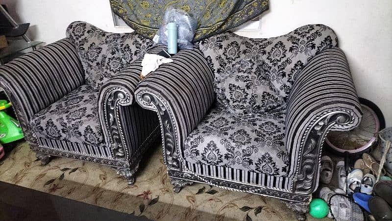 I am selling sofa set. 1