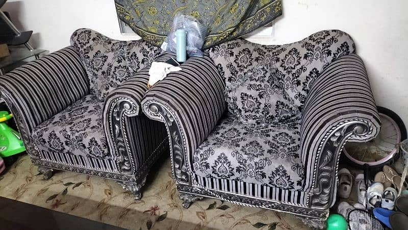 I am selling sofa set. 2