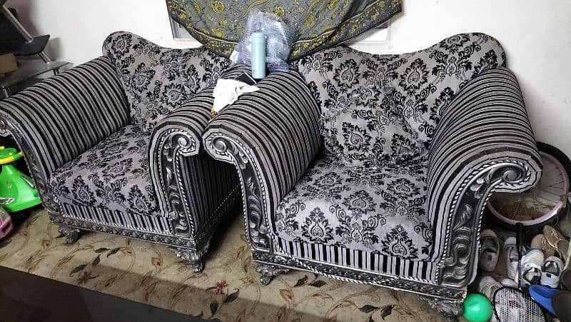 I am selling sofa set. 4