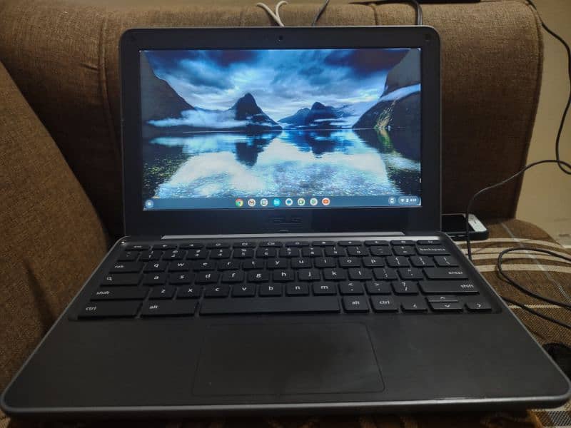 Asus Chromebook in good condition 4