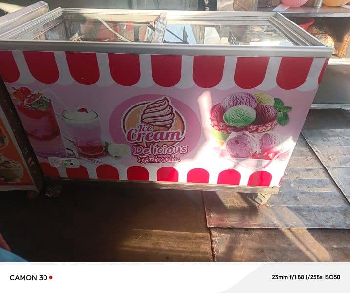 ice creem frezer new condtion 2mont use only 4