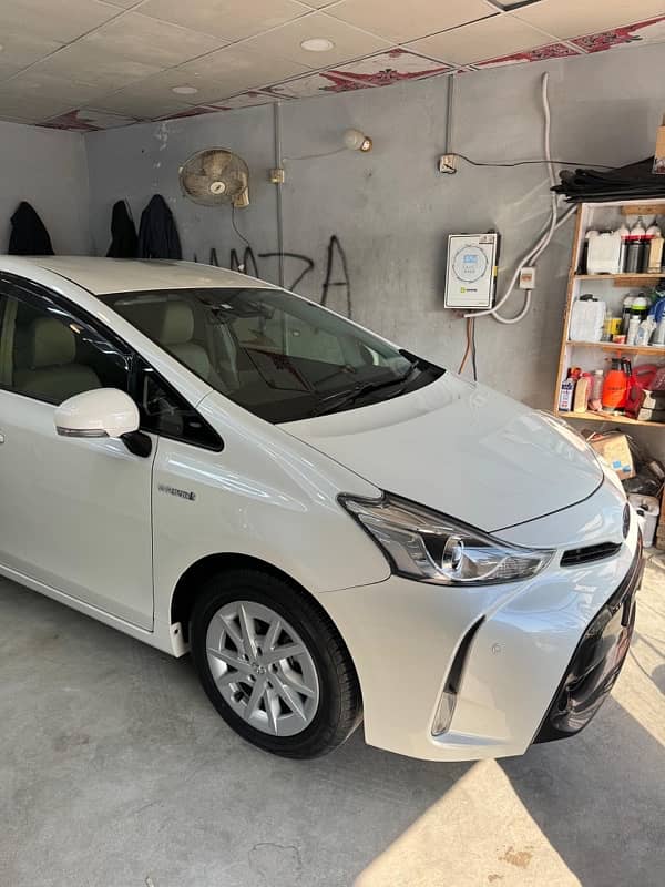 Toyota Prius Alpha 2020 10