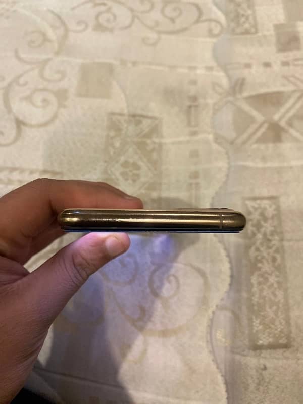 iphone 11pro max factory 256 gb with box 2