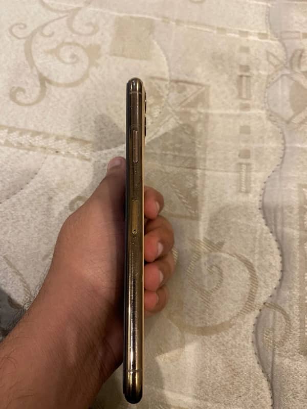 iphone 11pro max factory 256 gb with box 3