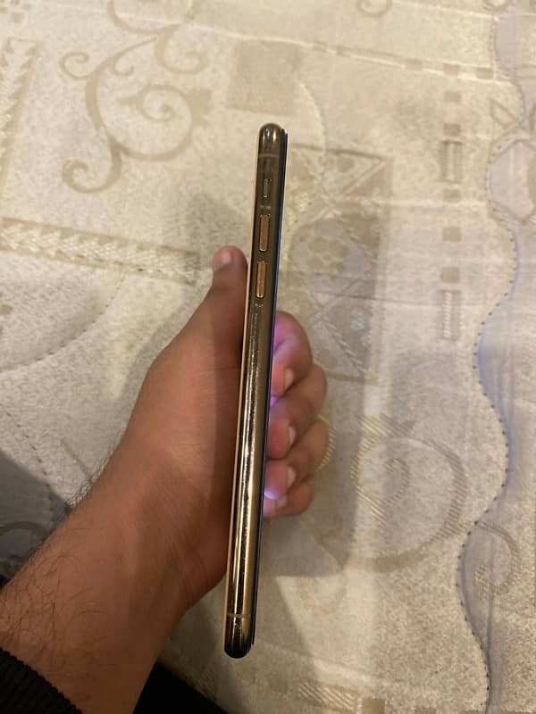 iphone 11pro max factory 256 gb with box 4