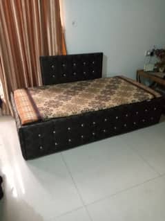 bed with posash leather