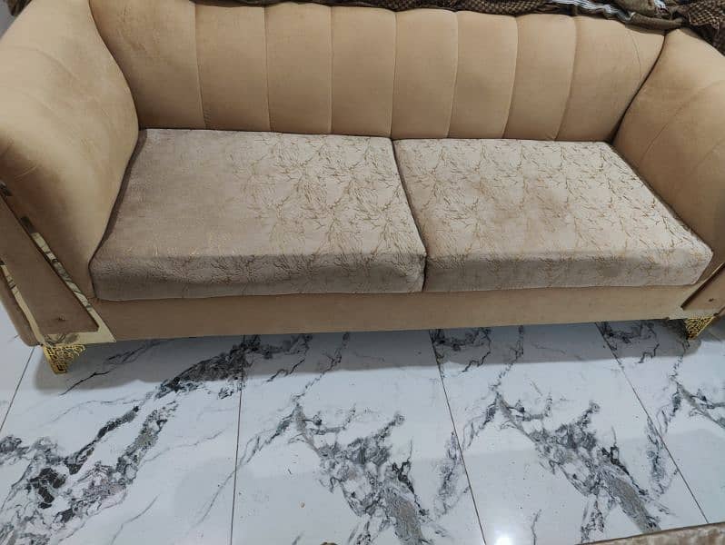 selling my sofa set (3+2+1)  urgent. 3