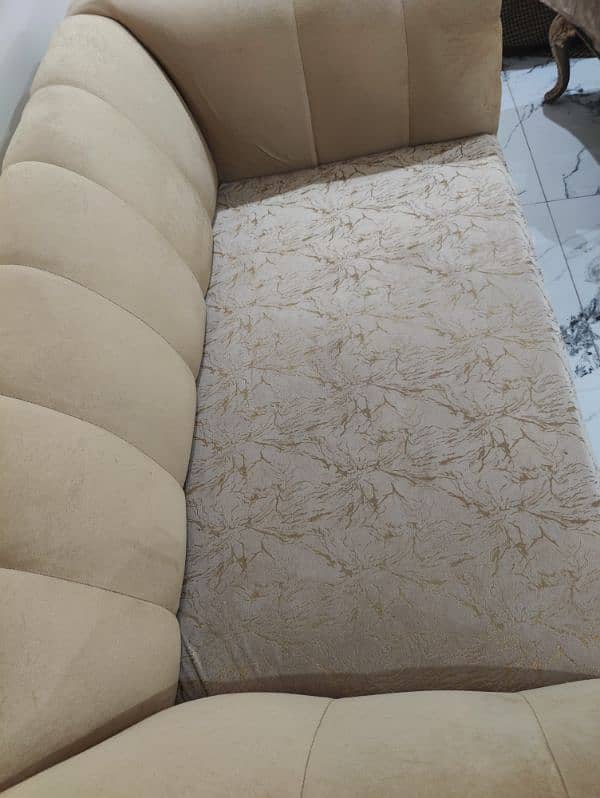 selling my sofa set (3+2+1)  urgent. 4