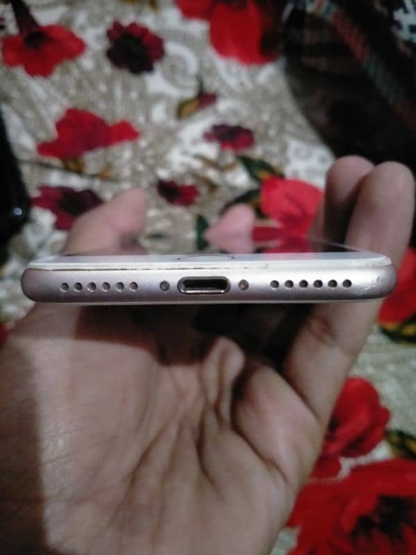 I phone 7 in good condition finger unlock 2