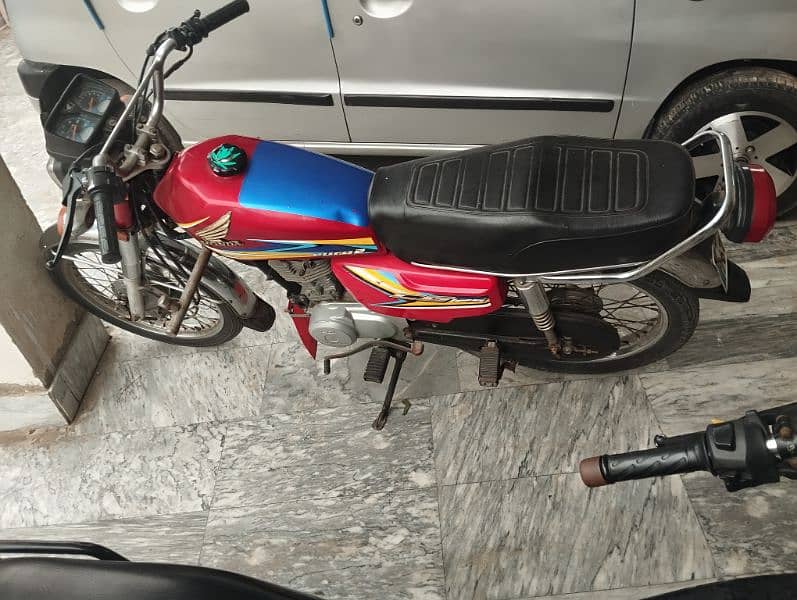 Honda 125 Red Color 4