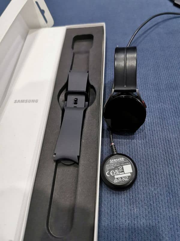 samsung watch 5 40MM complete box 0