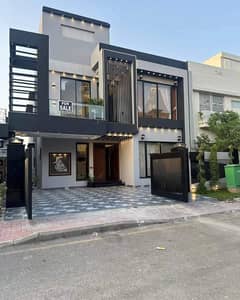 10 marla Luxury House for sale in bahria town lahore 0