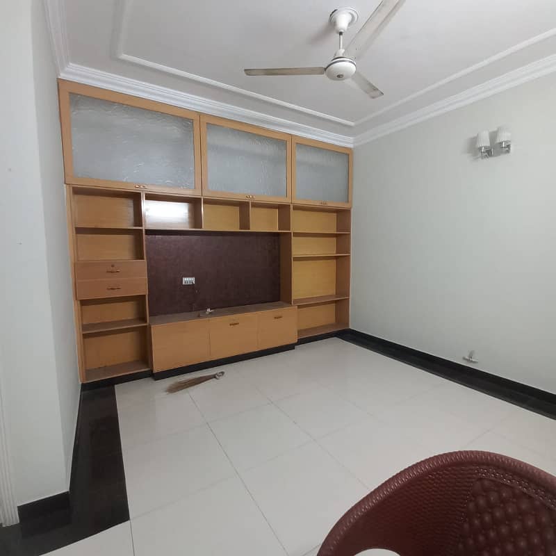 IDEAL LOCATION G-9/1 UPER PORTION FOR RENT 9