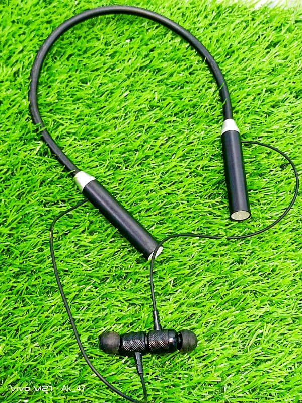 WIRELESS SPORTS NECKBAND EARPHONES 0