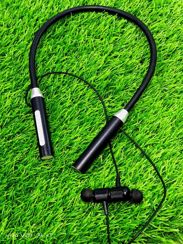 WIRELESS SPORTS NECKBAND EARPHONES 1