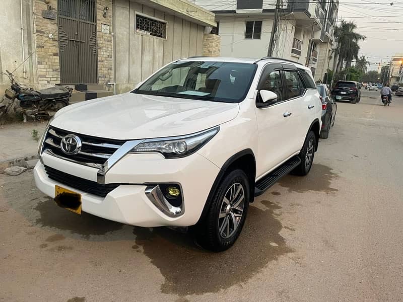 Toyota Fortuner V 2020 1