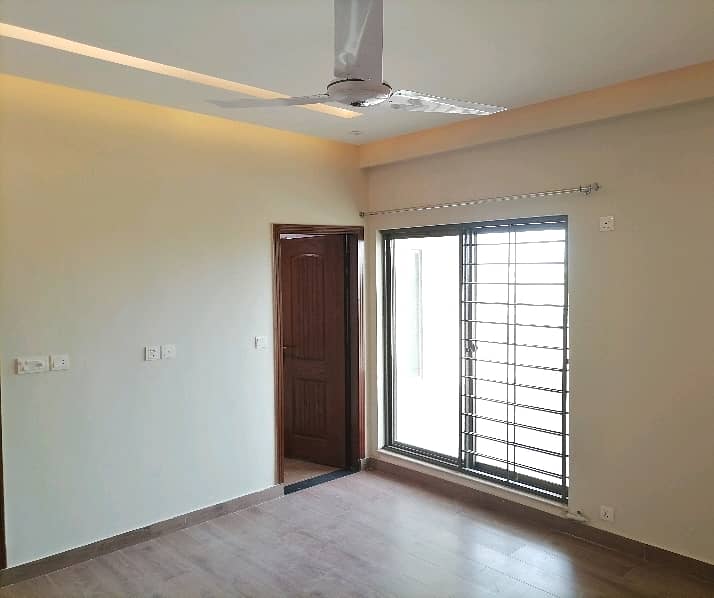 Flat Of 10 Marla Is Available For rent 2