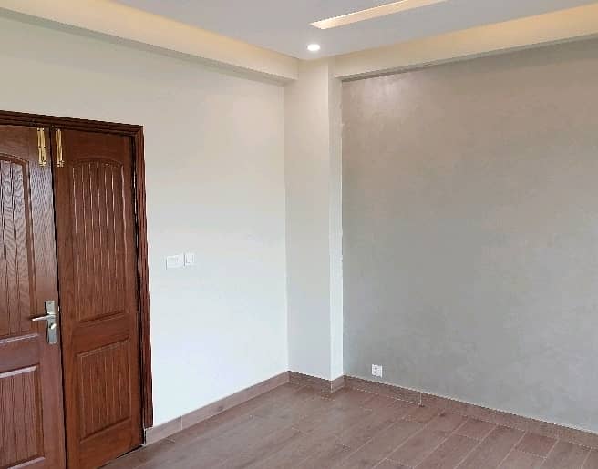 10 Marla Flat Situated In Askari 11 - Sector D For rent 2