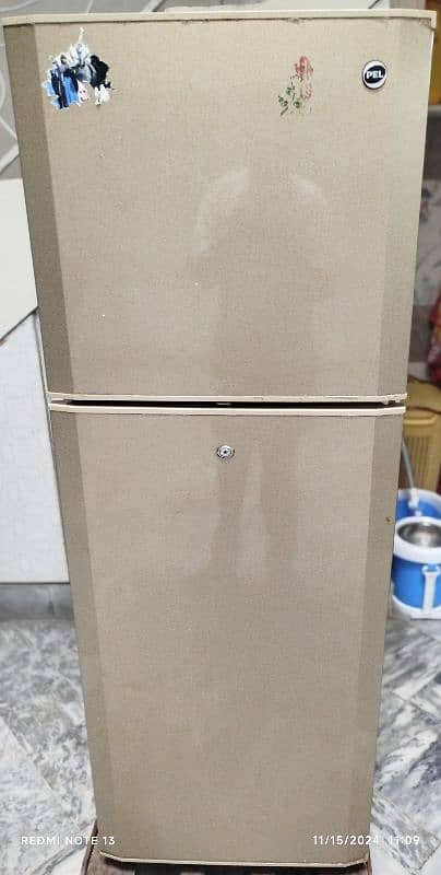 PEL FRIDGE MEDIUM SIZE GOLDEN COLOUR.    . . . . . WITH FREE HOLDING STAND. 0