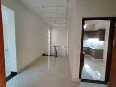 Prime Location In Grand Avenues Housing Scheme Upper Portion Sized 5 Marla For rent 0