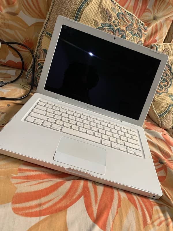 MacBook 2007 with charger all accessories 0