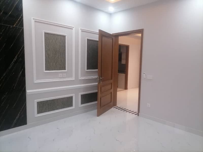 Prime Location Upper Portion Of 10 Marla Available For rent In Central Park Housing Scheme 2