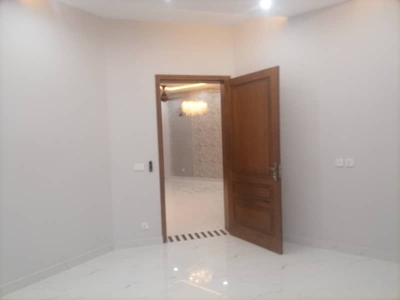 Prime Location 10 Marla Lower Portion For rent In Central Park Housing Scheme 3