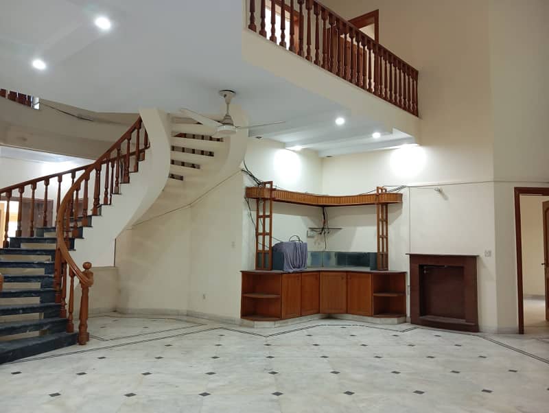 HOT LOCATION 2 KANAL 7 BED House Is Available For Rent In DHA Phase 3 Lahore 6