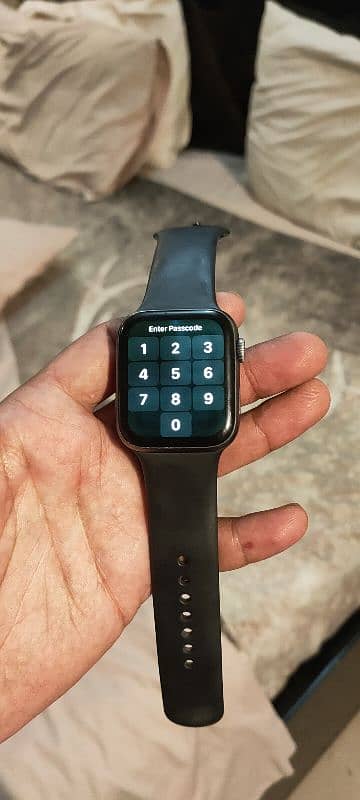 Apple watch series 4  44 mm Space Grey 10/10 condition 6