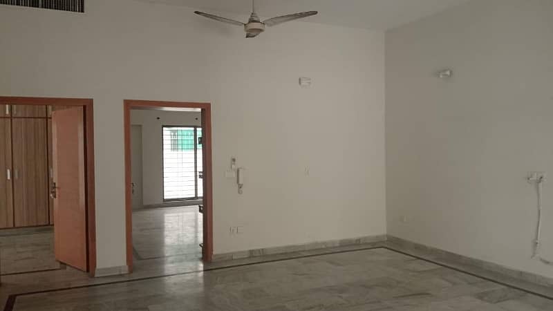 10 MARLA MODERN ELEVATION DESIGN HOUSE AVAILABLE FOR RENT IN DHA PHASE 4 BLOCK GG LAHORE. GAS AVAILABLE. 3