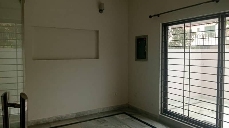 10 MARLA MODERN ELEVATION DESIGN HOUSE AVAILABLE FOR RENT IN DHA PHASE 4 BLOCK GG LAHORE. GAS AVAILABLE. 20