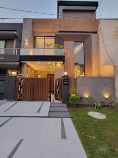 5 MARLA BRAND NEW LUXURY ELEVATION DESIGN MODERN HOUSE AVAILABLE FOR SALE IN FORMANITES HOUSING SCHEME BLOCK -M LAHORE. Driect Access main road. Best for investment. LDA approved society. Best offer require.