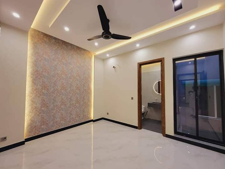 5 MARLA BRAND NEW LUXURY ELEVATION DESIGN MODERN HOUSE AVAILABLE FOR SALE IN FORMANITES HOUSING SCHEME BLOCK -M LAHORE. Driect Access main road. Best for investment. LDA approved society. Best offer require. 20