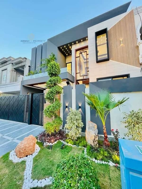 10 MARLA MODERN ELEVATION DESIGN INDEPENDENT HOUSE WITH GAS AVAILABLY FOR RENT DHA PHASE 5 BLOCK -D LAHORE.  DRIECT ACCESS FROM MAIN ROAD.  CLOSE MASJID COMMERCIAL SHOPS PARK'S. 0