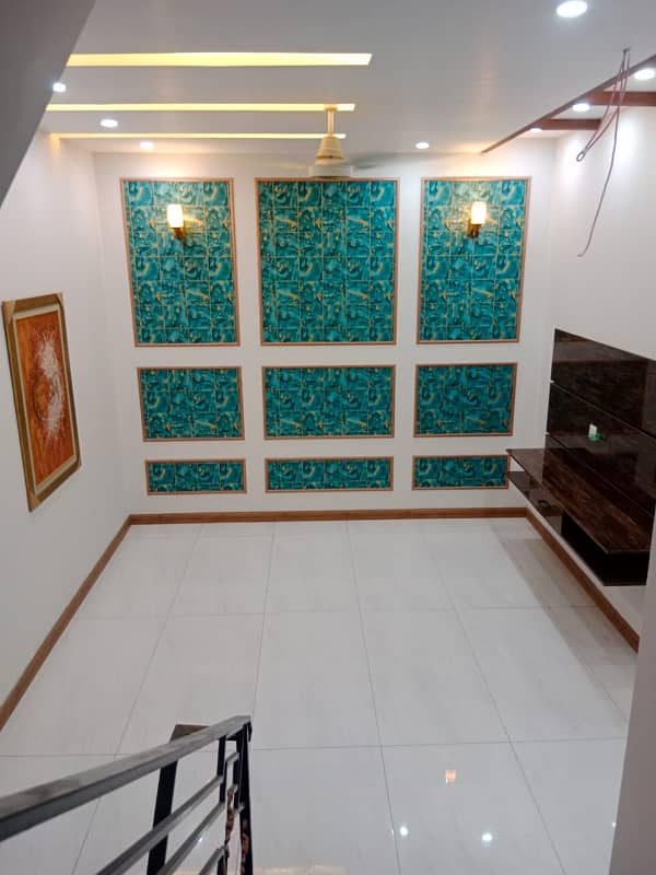 10 MARLA MODERN ELEVATION DESIGN INDEPENDENT HOUSE WITH GAS AVAILABLY FOR RENT DHA PHASE 5 BLOCK -D LAHORE.  DRIECT ACCESS FROM MAIN ROAD.  CLOSE MASJID COMMERCIAL SHOPS PARK'S. 4