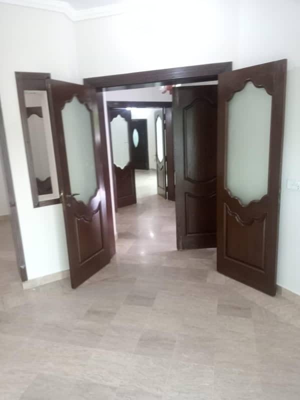 10 MARLA MODERN ELEVATION DESIGN INDEPENDENT HOUSE WITH GAS AVAILABLY FOR RENT DHA PHASE 5 BLOCK -D LAHORE.  DRIECT ACCESS FROM MAIN ROAD.  CLOSE MASJID COMMERCIAL SHOPS PARK'S. 7