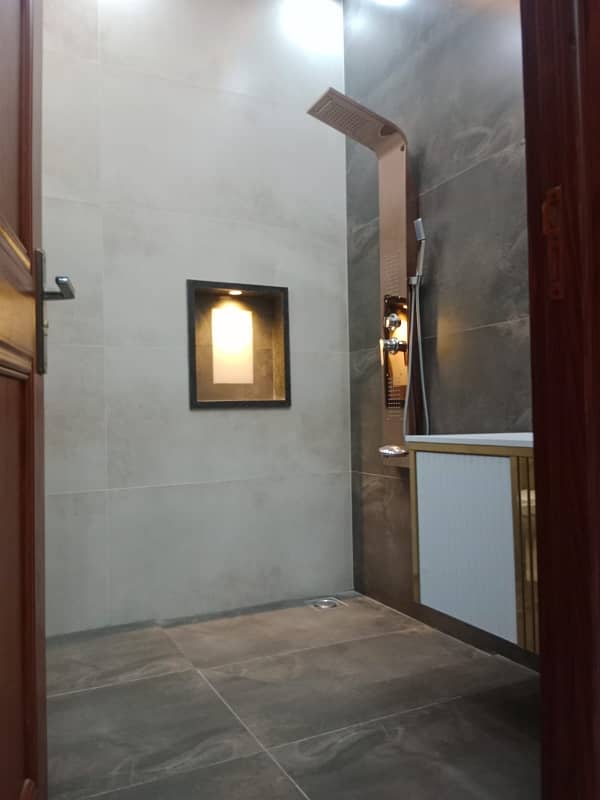 10 MARLA MODERN ELEVATION DESIGN INDEPENDENT HOUSE WITH GAS AVAILABLY FOR RENT DHA PHASE 5 BLOCK -D LAHORE.  DRIECT ACCESS FROM MAIN ROAD.  CLOSE MASJID COMMERCIAL SHOPS PARK'S. 15