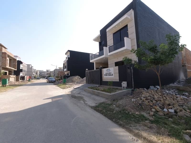 5 marla best location and luxury house is available for sale at fmc block A b-17 2