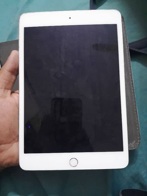 ipad mini 4 Available for Sale 32gb good condition 1