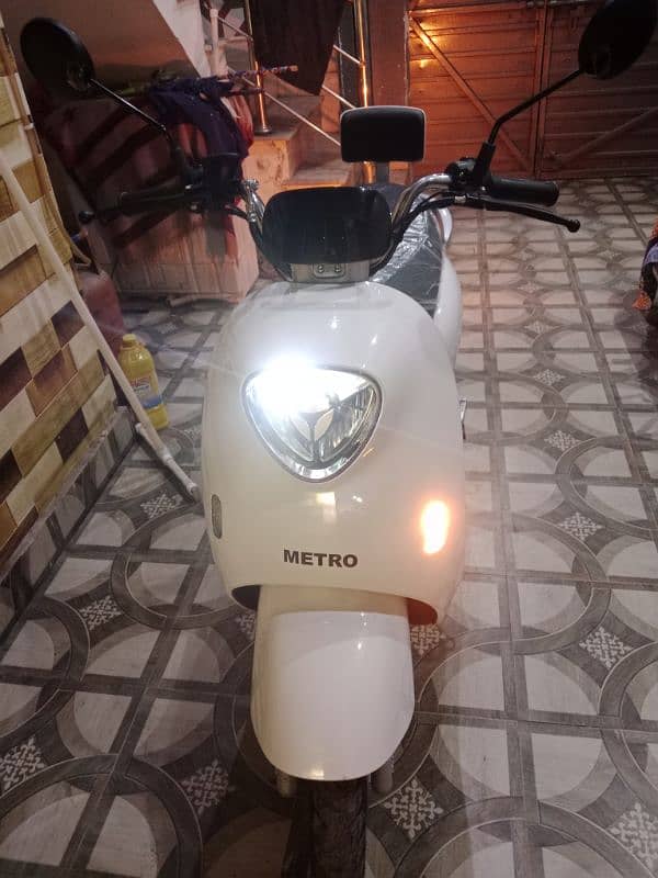 metro M6 Scooty 0